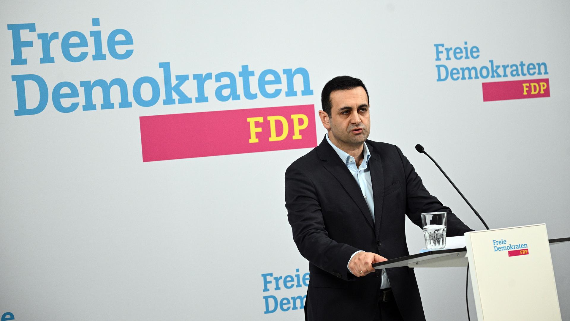 Bijan Djir-Sarai, FDP-Generalsekretär, spricht während eines Statements in der FDP-Bundesgeschäftsstelle. 