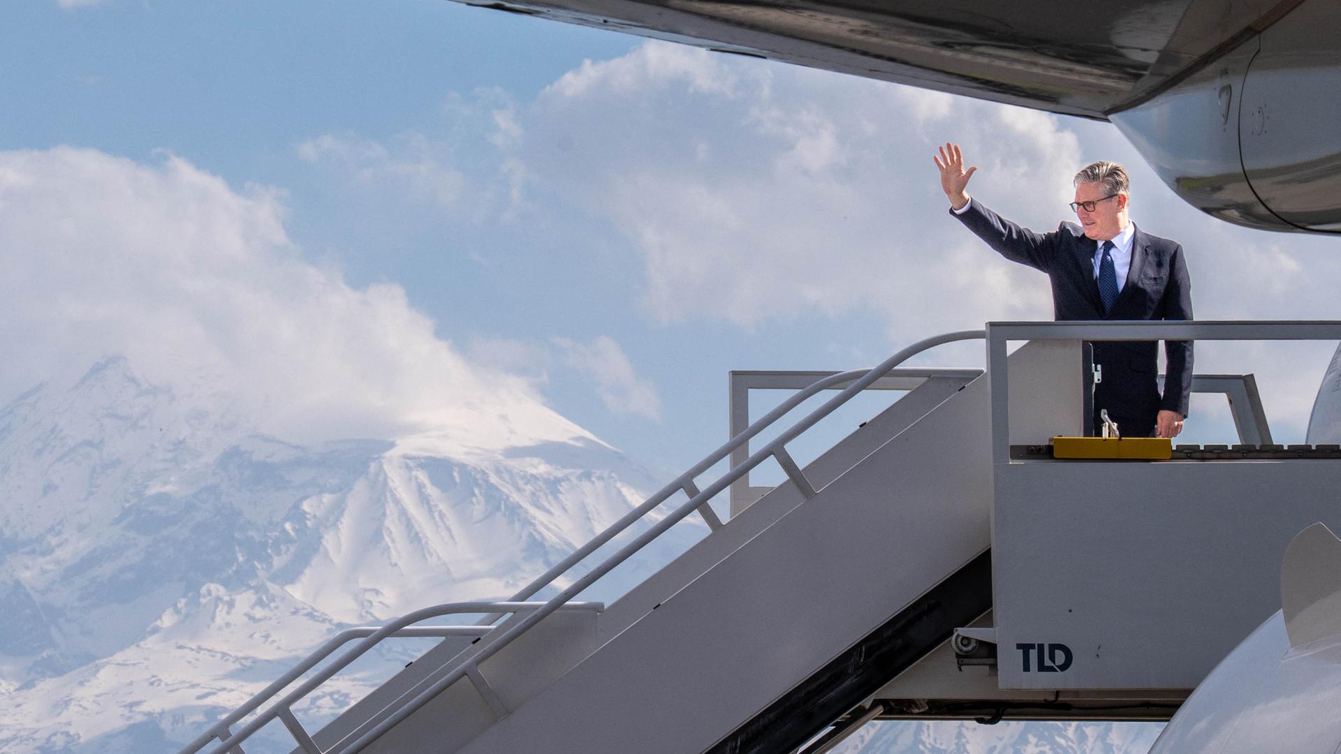 Der britische Premierminister Sir Keir Starmer steigt in ein Flugzeug und winkt, als er nach dem Gipfeltreffen der EU am 4. Mai 2026 in Eriwan, Armenien abreist.