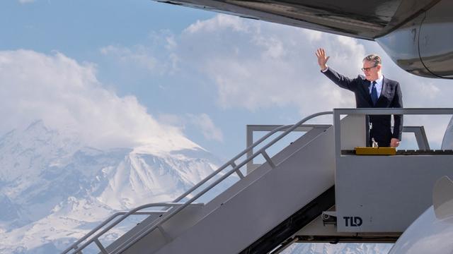 Der britische Premierminister Sir Keir Starmer steigt in ein Flugzeug und winkt, als er nach dem Gipfeltreffen der EU am 4. Mai 2026 in Eriwan, Armenien abreist.