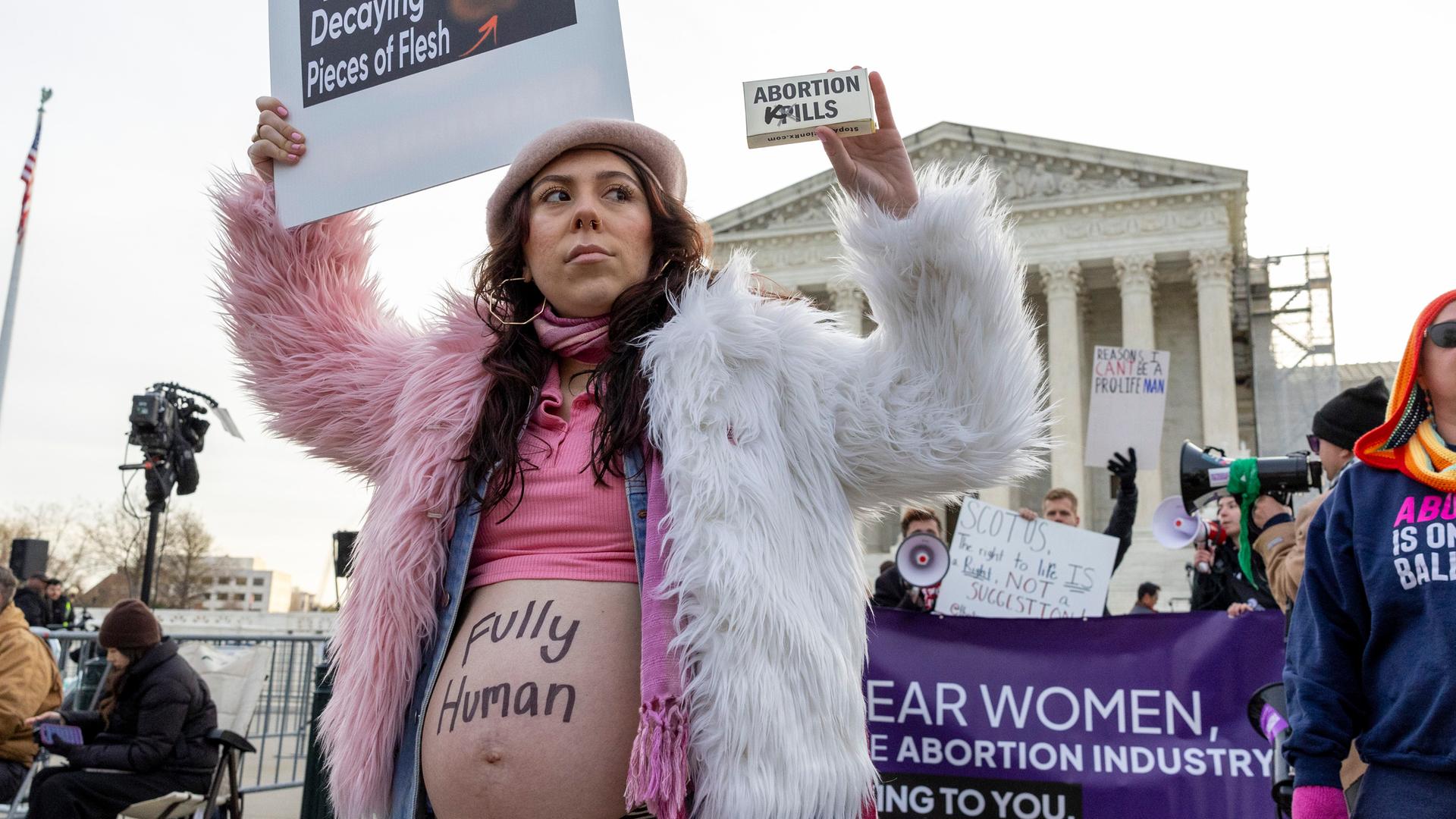 USA, Washington: Melanie Salazar von der Gruppe Progressive Anti-Abortion Uprising steht vor dem Obersten Gerichtshof und hält eine Packung mit Pillen.