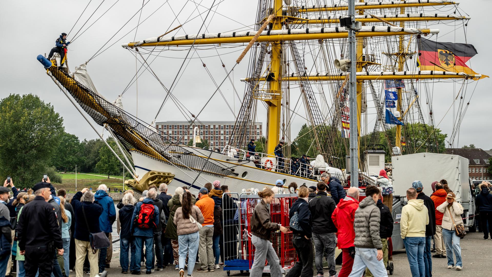 Viele Menschen stehen am Kai vor der "Gorch Fock". Das Segelschiff hat drei Masten und ist 89 Meter lang. Viele Menschen stehen am Kai vor der "Gorch Fock". Das Segelschiff hat drei Masten und ist 89 Meter lang.