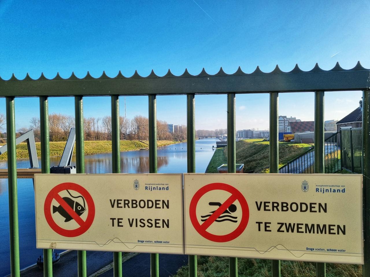 Verboten zu fischen und zu schwimmen, steht auf Schildern der Wasserbehörde Rijnland.