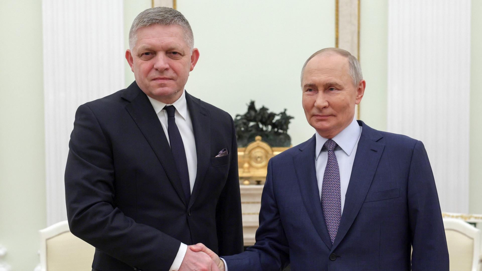 Der russische Präsident Wladimir Putin (r) und der slowakische Ministerpräsident Robert Fico geben sich die Hand bei ihrem Treffen im Kreml in Moskau. 