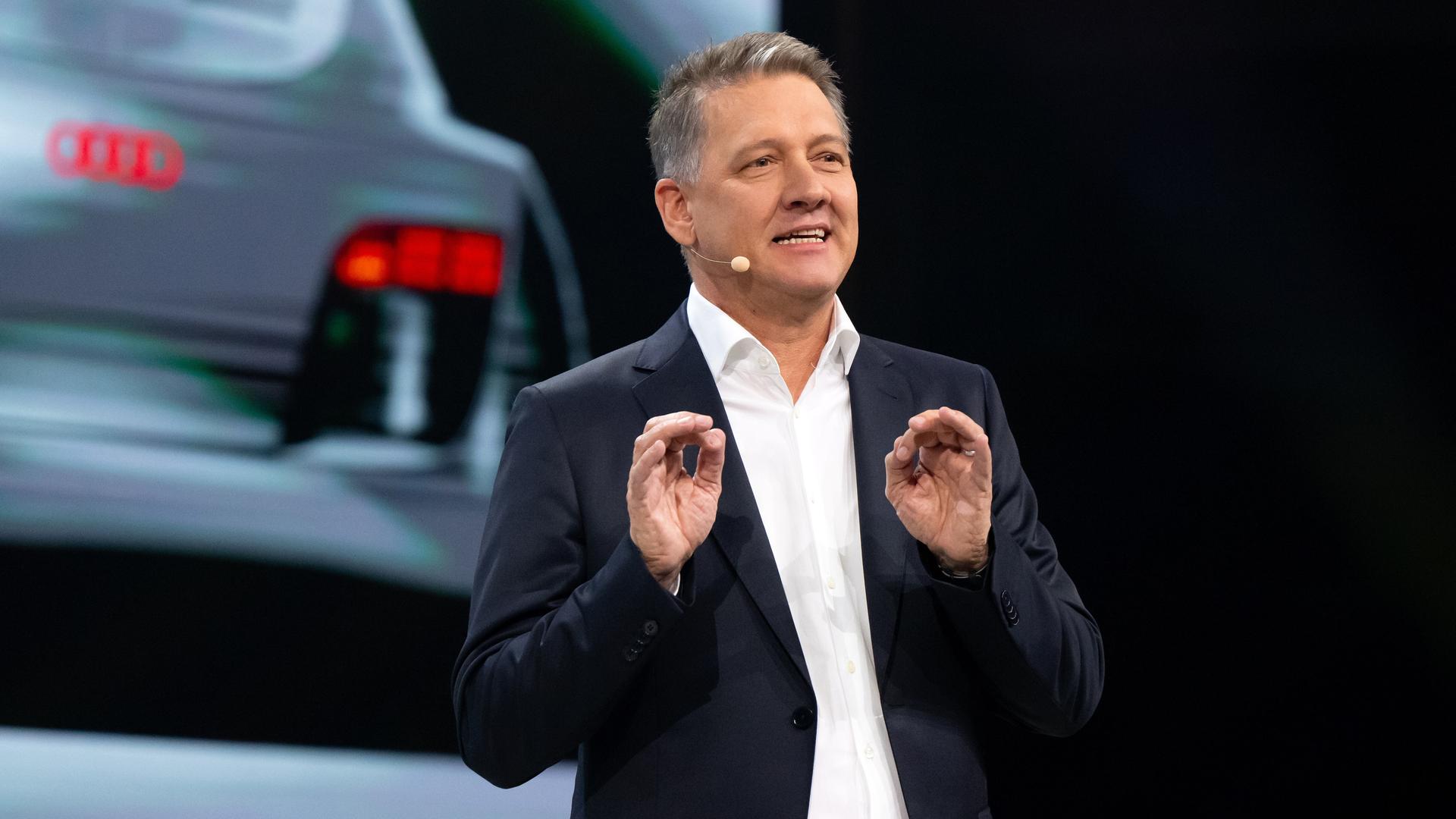 Gernot Döllner, Vorstandsvorsitzender der Audi AG, präsentiert während einer Pressekonferenz vor Beginn der Internationalen Automobil-Ausstellung (IAA Mobility) in München die Studie Audi Concept C. 