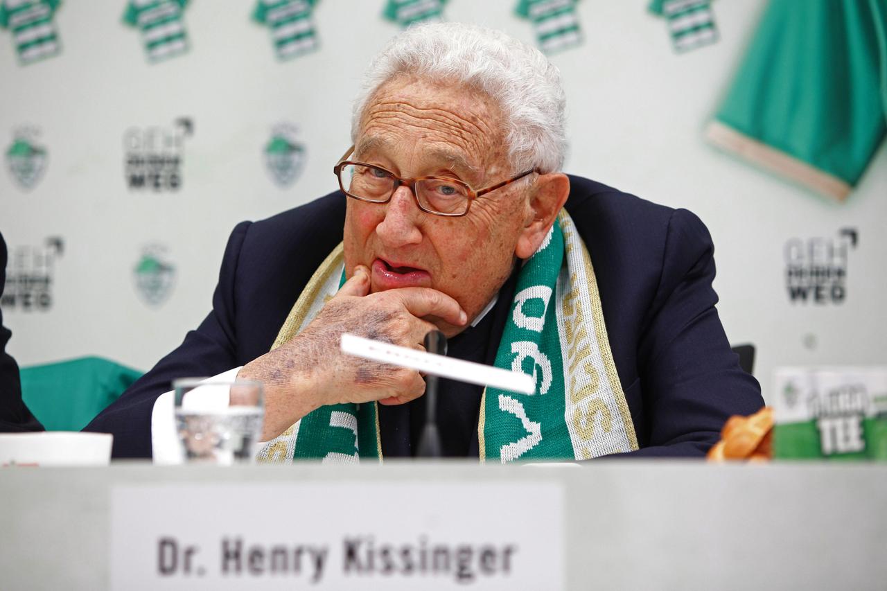 Der frühere US - Aussenminister Henry Kissinger besuchte im Jahe 2012 das Spiel der Spielvereinigung Greuther Fürth. Kissinger war bekennender Fan der Franken und gebürtiger Fürther. Foto: Bastian Ott dpa/lby ++