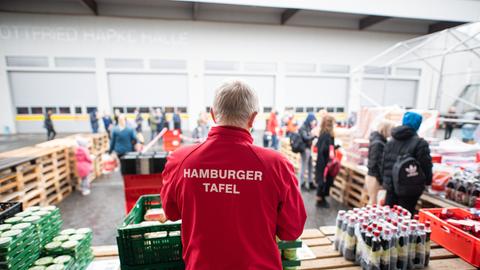 Hamburger Tafel versorgt Flüchtlinge aus der Ukraine