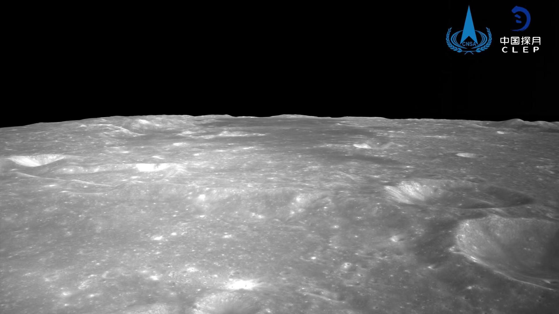Eine graue, mit Kratern übersäte Fläche zeigt die Mond-Oberfläche. Das Foto hat die chinesische Raum-Sonde aufgenommen.