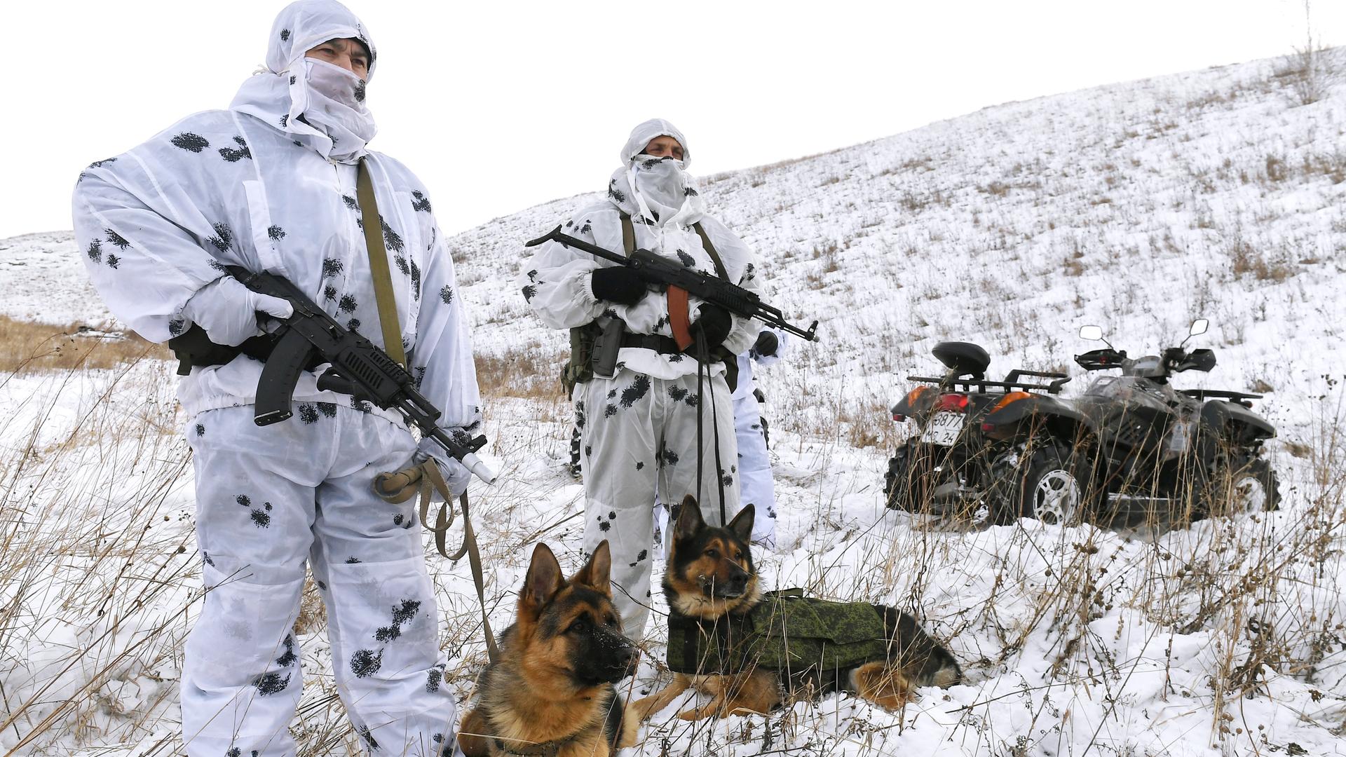 Spezialtruppe der russischen Armee bei einer militärischen Übung mit Hunden im Schnee auf russischem Gebiet. 