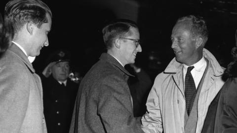 Leopold III. (r.) wird 1951 nach seiner Abdankung von seinem Sohn und Thronfolger Baudouin (Mitte) und seinem Sohn Albert auf dem Flughafen von Melsbroeck begrüßt.