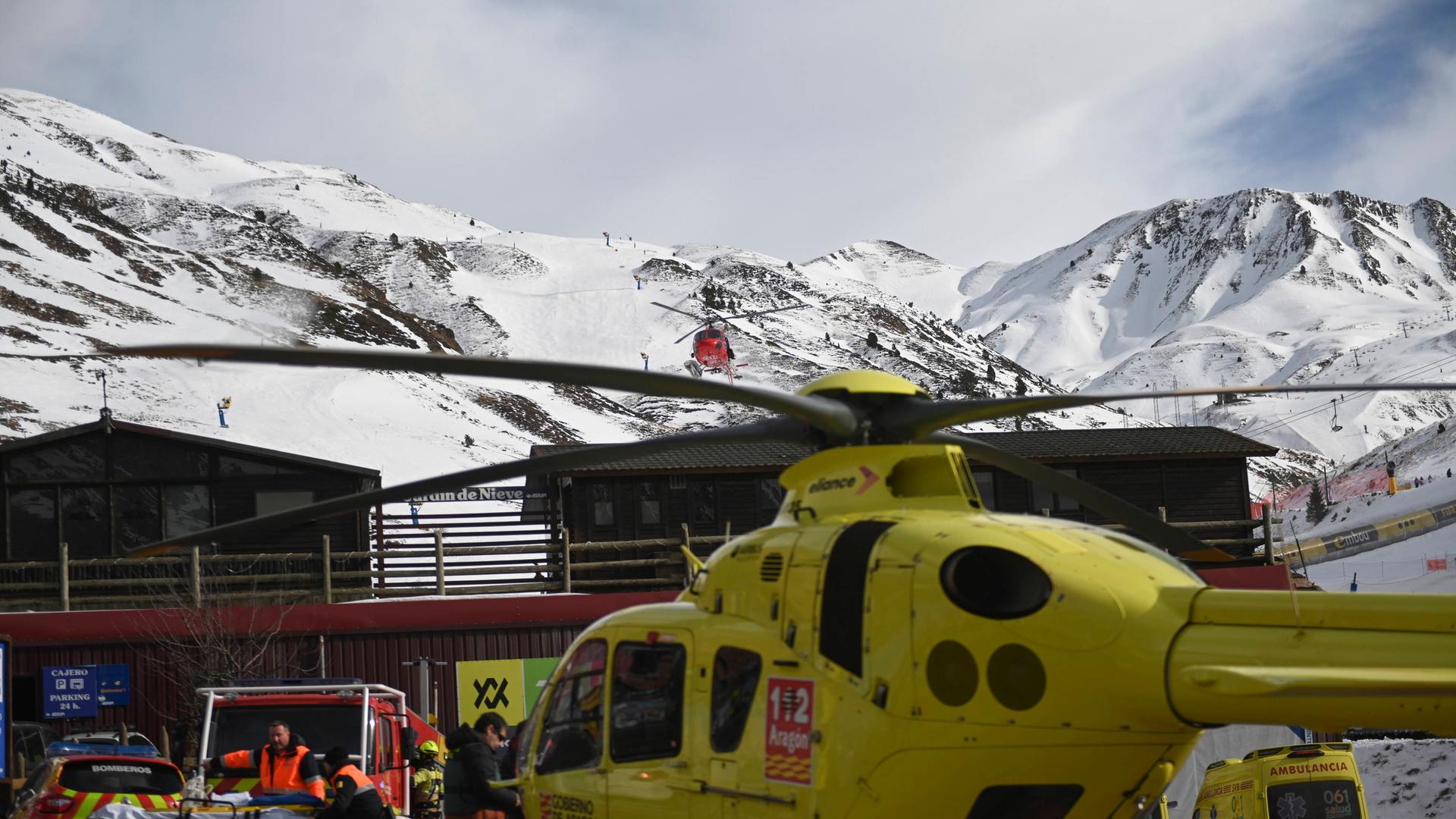 Nach dem Skiliftunfall im spanischen Skigebiet Astún sind Rettungskräfte und Hubschrauber vor der Talstation im Einsatz.