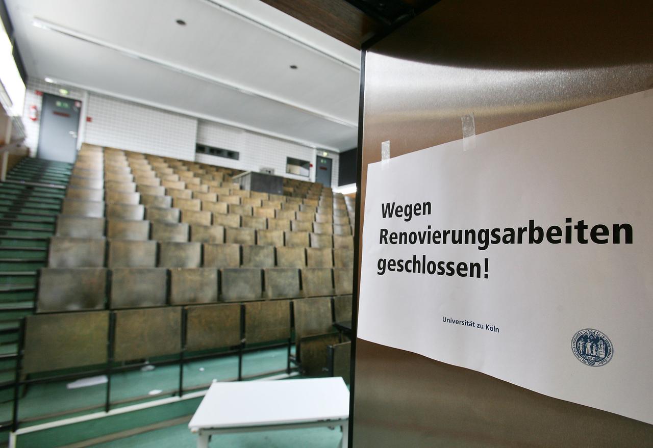Ein Hörsaal der Humanwissenschaftlichen Fakultät der Universität Köln ist wegen Renovierungsarbeiten geschlossen. Viele Studierende in Nordrhein-Westfalen lesen häufig Hinweisschilder über geschlossene Hörsäle.