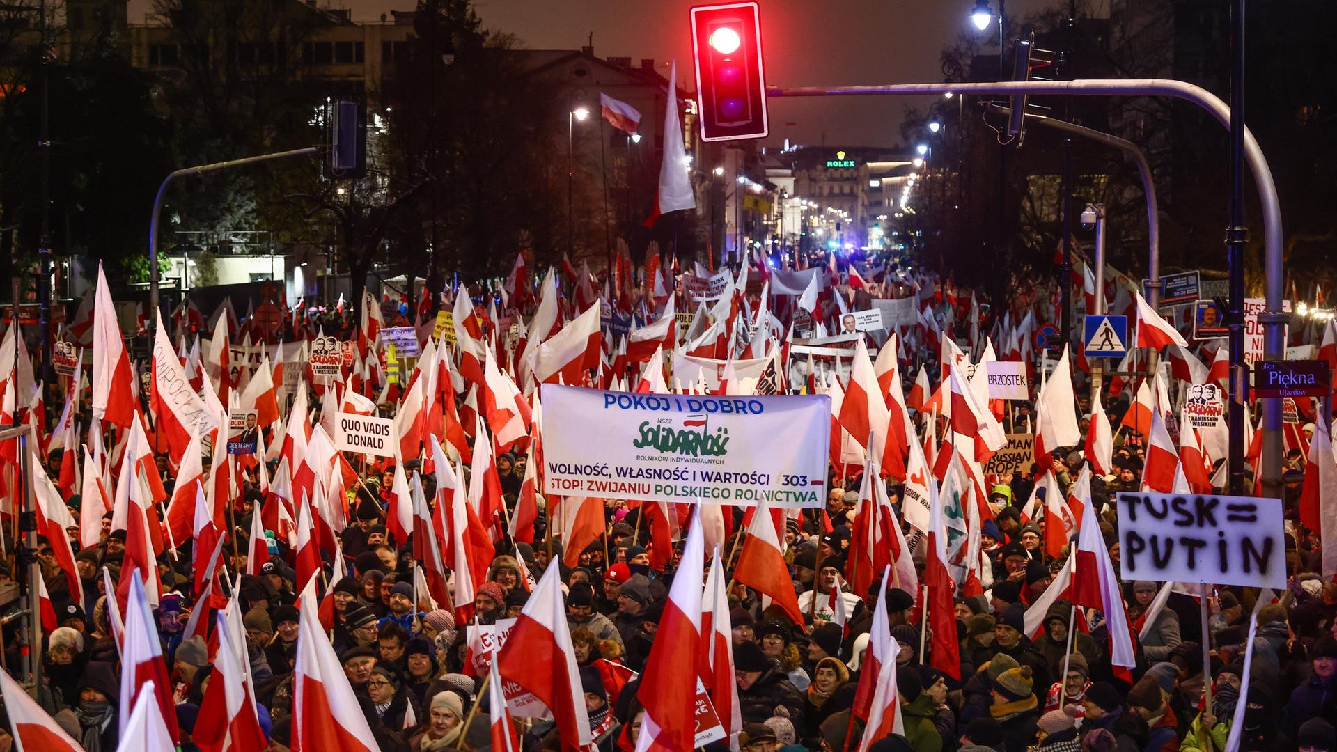 Tausende PiS-Anhänger schwenken die polnische Flagge und demonstrieren in Warschau gegen die aktuelle Regierung