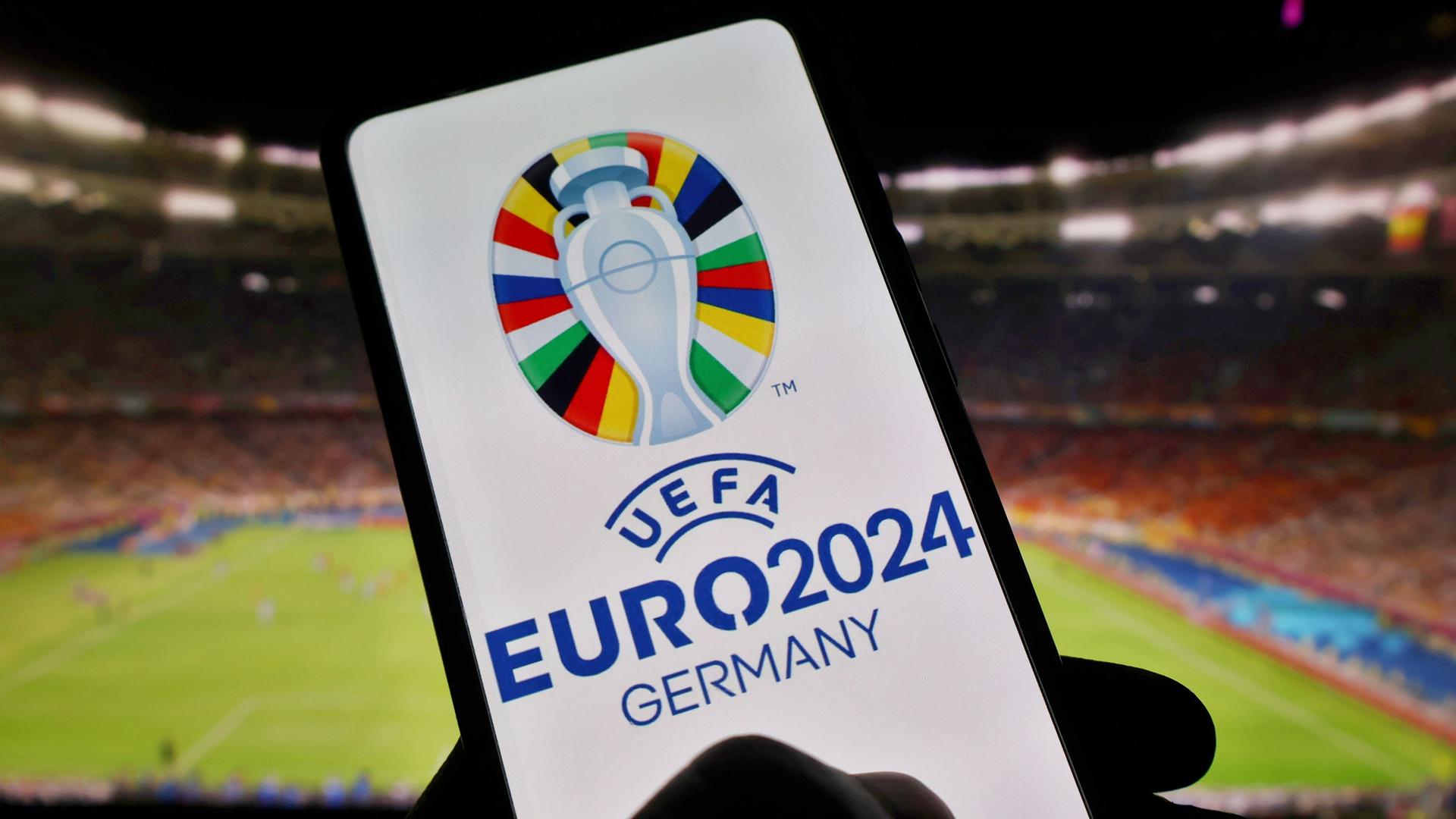 Das Logo der UEFA Euro 2024 ist auf einem Smartphone zu sehen.