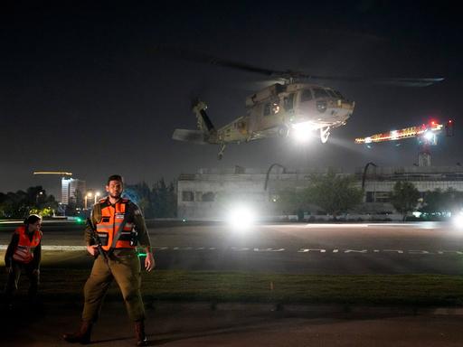 Zu sehen ist ein Hubschrauber der israelischen Luftwaffe kurz vor der Landung bei Nacht.