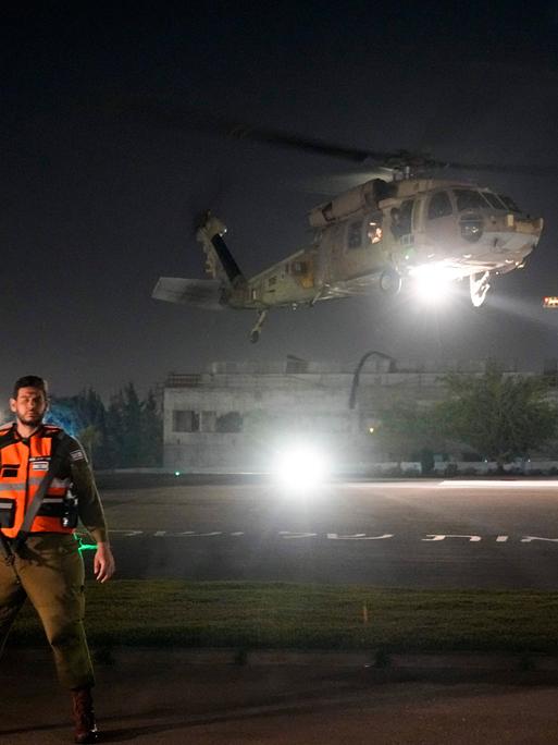 Zu sehen ist ein Hubschrauber der israelischen Luftwaffe kurz vor der Landung bei Nacht.