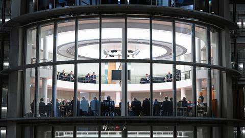 Sitzungsraum des Haushaltsausschusses zum Bundeshaushalt 2026 von außen. Die Fraktionen nehmen letzte Änderungen am Etatentwurf vor, bevor er im Bundestag zur Abstimmung steht