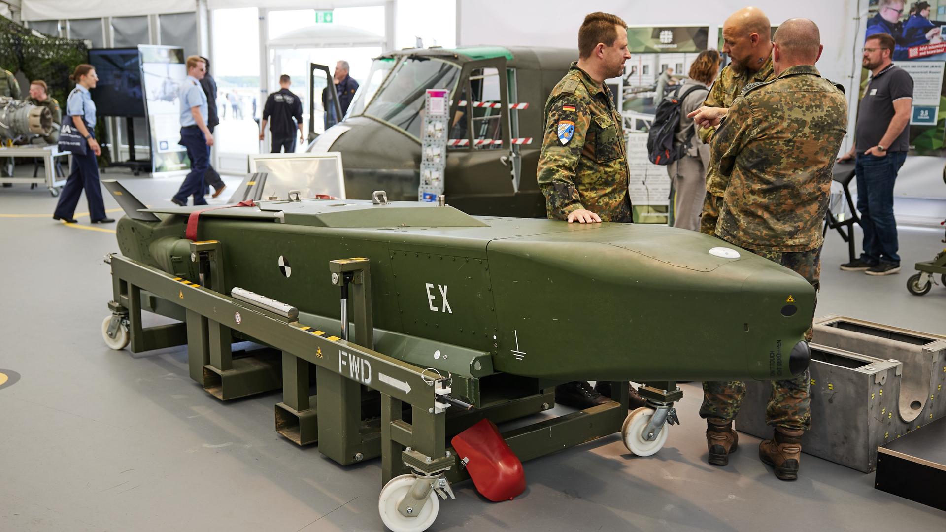 Das Waffensystem Taurus bei einer Messe am Stand der Bundeswehr ausgestellt. 