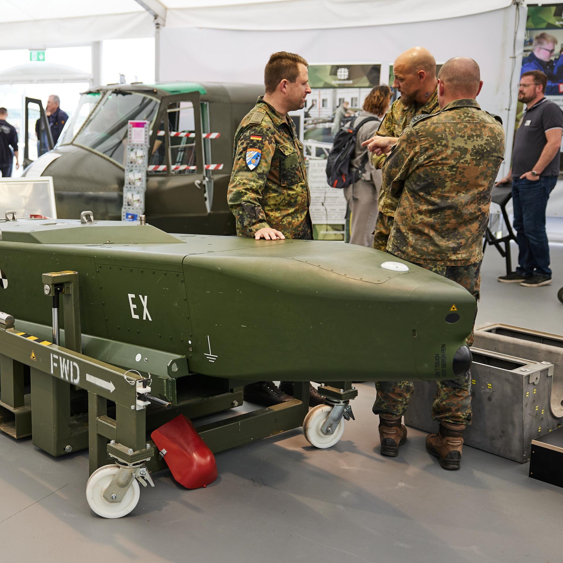 Das Waffensystem Taurus bei einer Messe am Stand der Bundeswehr ausgestellt. Das Waffensystem Taurus bei einer Messe am Stand der Bundeswehr ausgestellt.