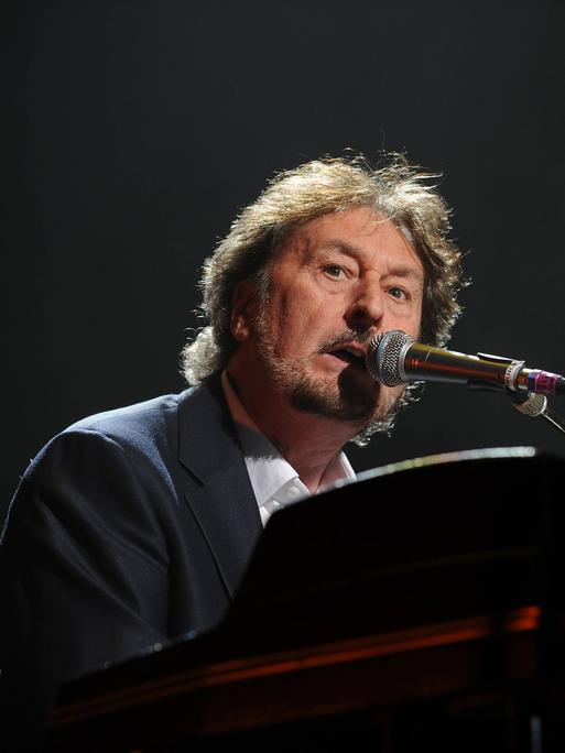 Supertramp-Sänger Rick Davies während eines Konzerts an einem Flügel