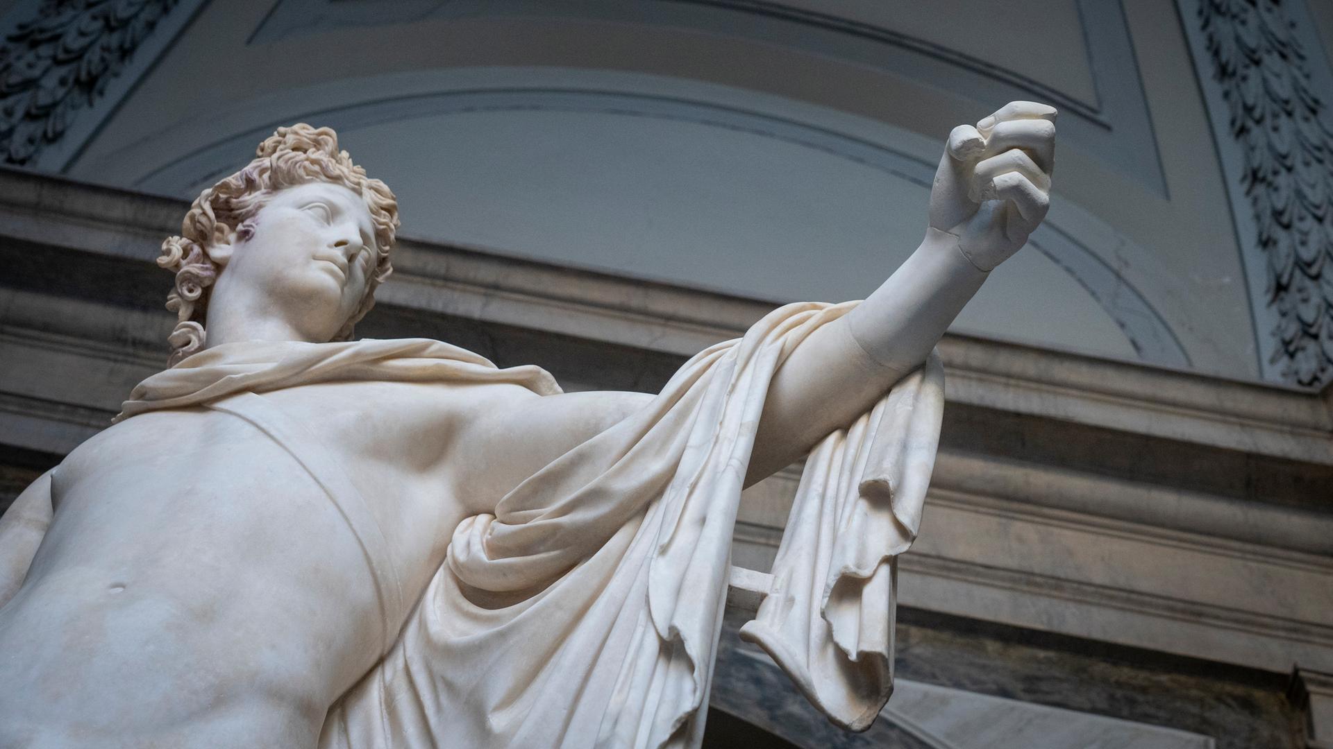 Der „Apollo von Belvedere“ wird nach seiner Restaurierung im Vatikanischen Museum im Vatikan, Rom, Italien wieder ausgestellt.