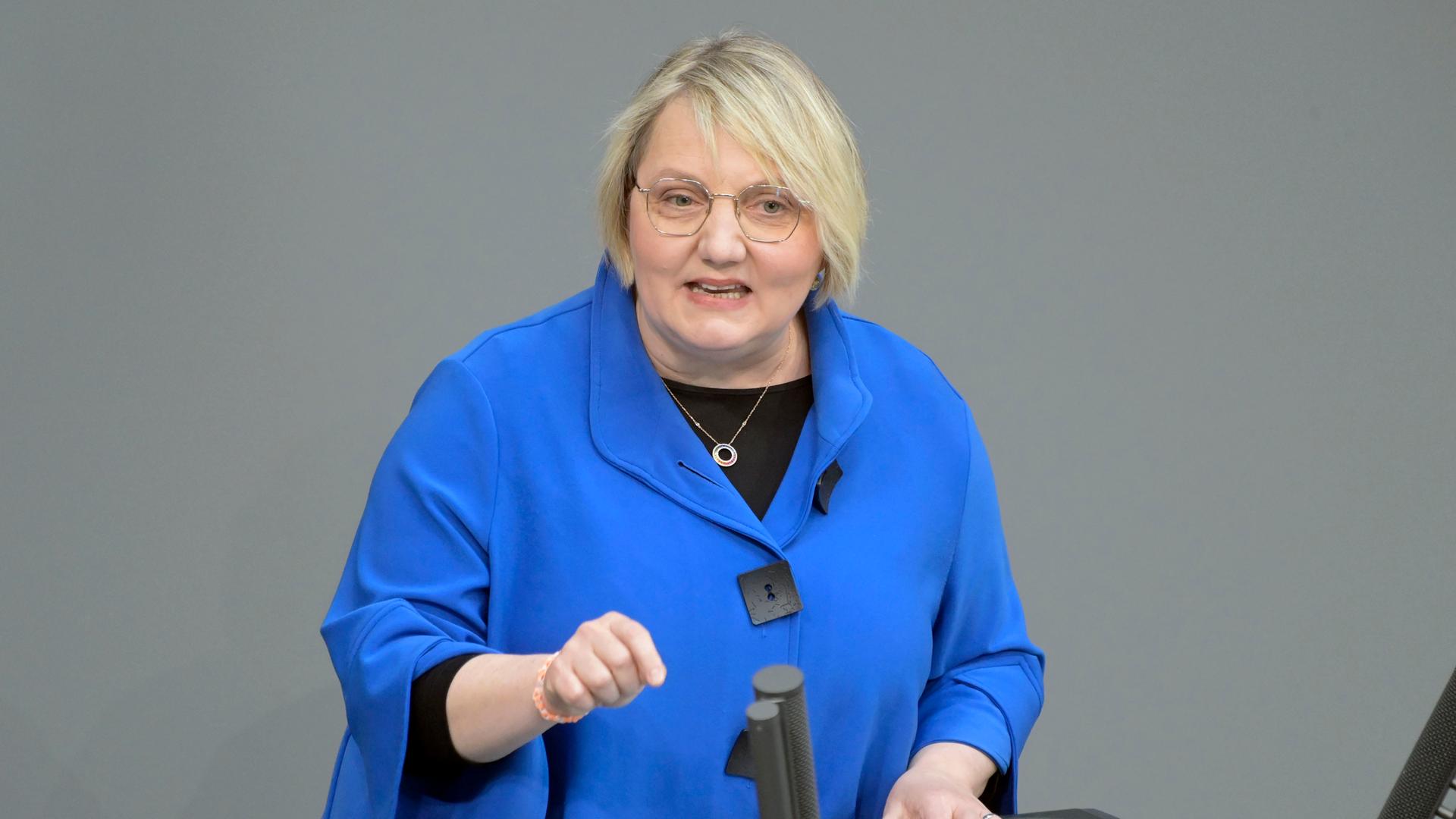 Katja Mast spricht im Bundestag.