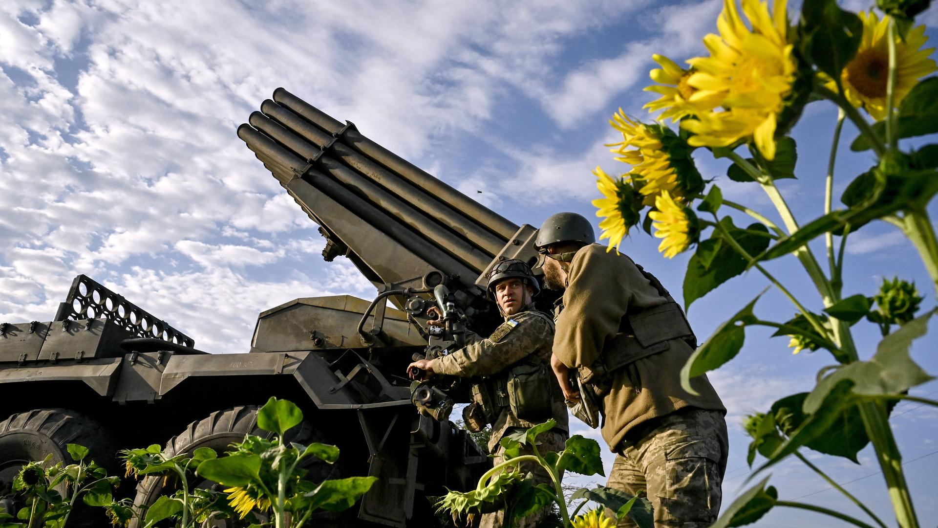 Ukrainische Artilleristen bedienen einen RM-70 Mehrfach-Raketenwerfer in einer Feuerstellung in einem Sonnenblumenfeld in der Region Donezk am 7. August 2024. 