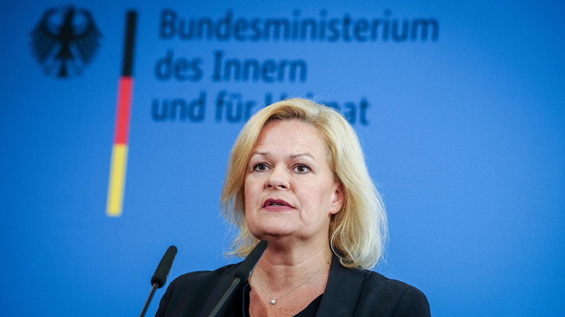 Berlin: Nancy Faeser (SPD), Bundesministerin für Inneres und Heimat, stellt in einer Pressekonferenz den Entwurf des so genannten Rückführungsverbesserungsgesetzes vor. 