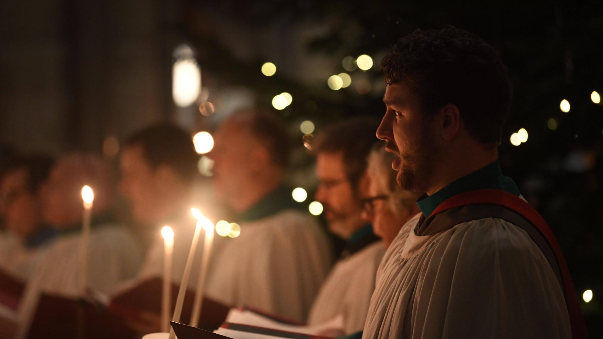 Die Chorsänger der Kathedrale von Salisbury versammeln sich bereiten sich auf die Teilnahme an Gottesdiensten in dieser Festzeit vor. Sie werden z.B. die Krippen- und die Eucharistiefeier in dem 800 Jahre alten Gotteshaus mit ihren Chorklängen besingen. 