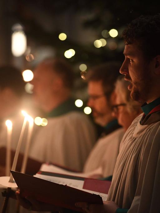 Die Chorsänger der Kathedrale von Salisbury versammeln sich bereiten sich auf die Teilnahme an Gottesdiensten in dieser Festzeit vor. Sie werden z.B. die Krippen- und die Eucharistiefeier in dem 800 Jahre alten Gotteshaus mit ihren Chorklängen besingen. 