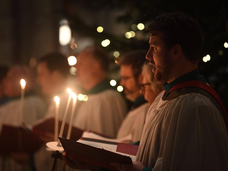 Die Chorsänger der Kathedrale von Salisbury versammeln sich bereiten sich auf die Teilnahme an Gottesdiensten in dieser Festzeit vor. Sie werden z.B. die Krippen- und die Eucharistiefeier in dem 800 Jahre alten Gotteshaus mit ihren Chorklängen besingen. 