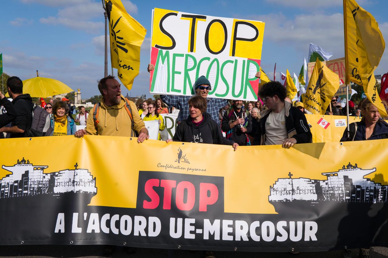 Zahlreiche Menschen tragen Banner, auf denen Sprüche gegen das Mercosur-Abkommen stehen Zahlreiche Menschen tragen Banner, auf denen Sprüche gegen das Mercosur-Abkommen stehen