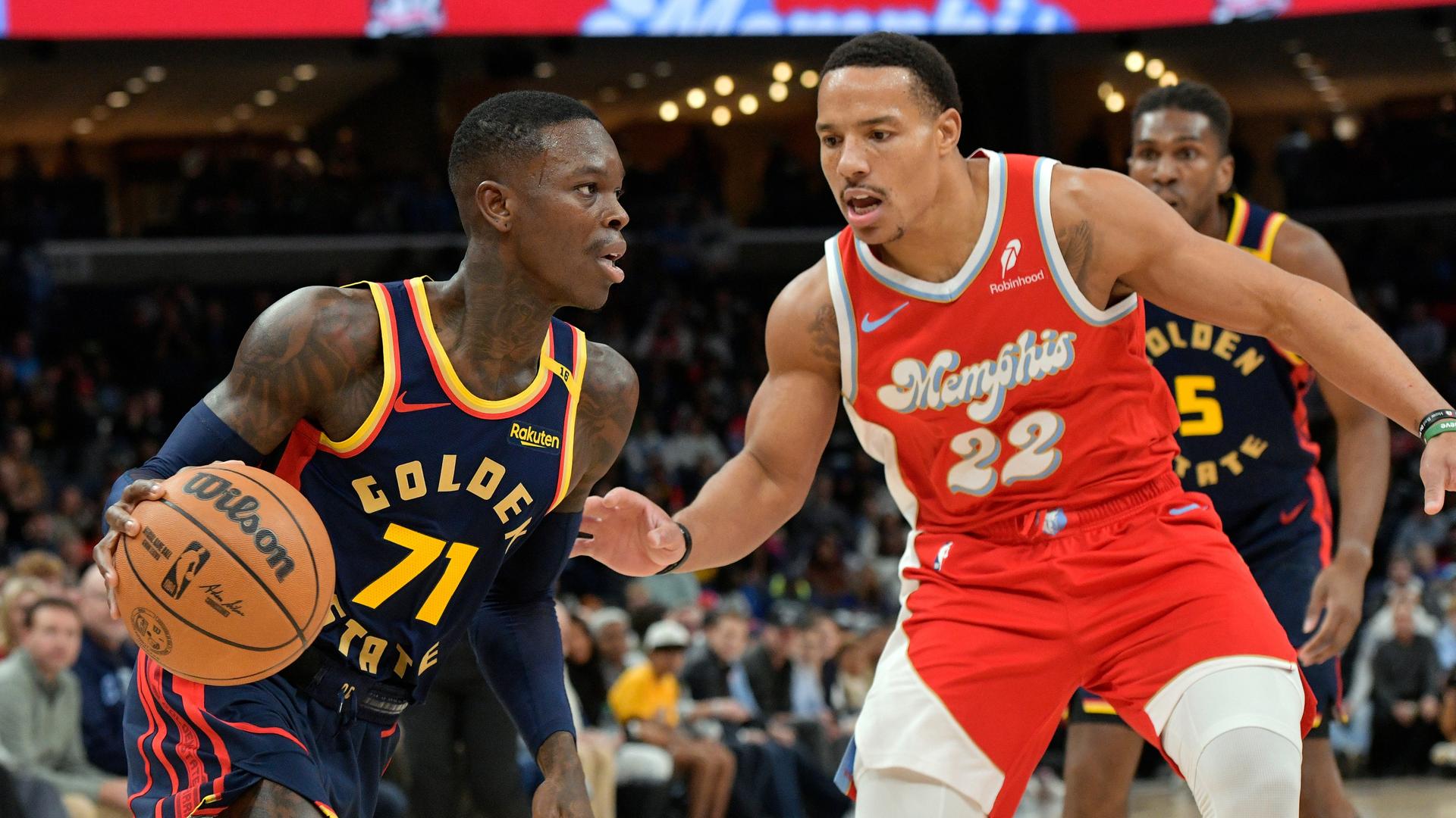 Basketballer Dennis Schröder von den Golden State Warriors spielt den Ball gegen Desmond Bane von den Memphis Grizzlies.