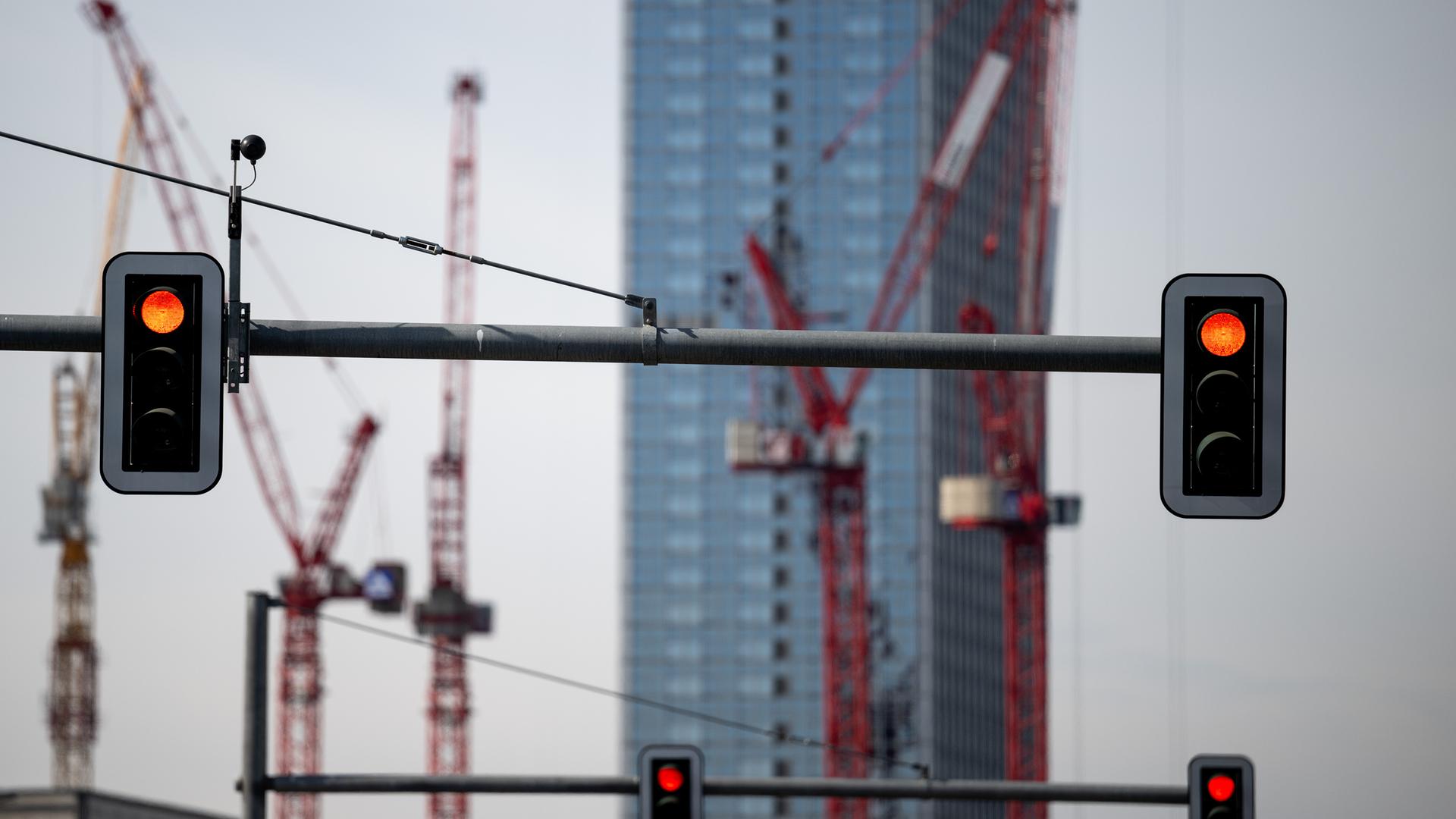 Rot zeigende Ampeln vor der Kulisse von Kränen auf einer Baustelle am Alexanderplatz in Berlin. Rot zeigende Ampeln vor der Kulisse von Kränen auf einer Baustelle am Alexanderplatz in Berlin.