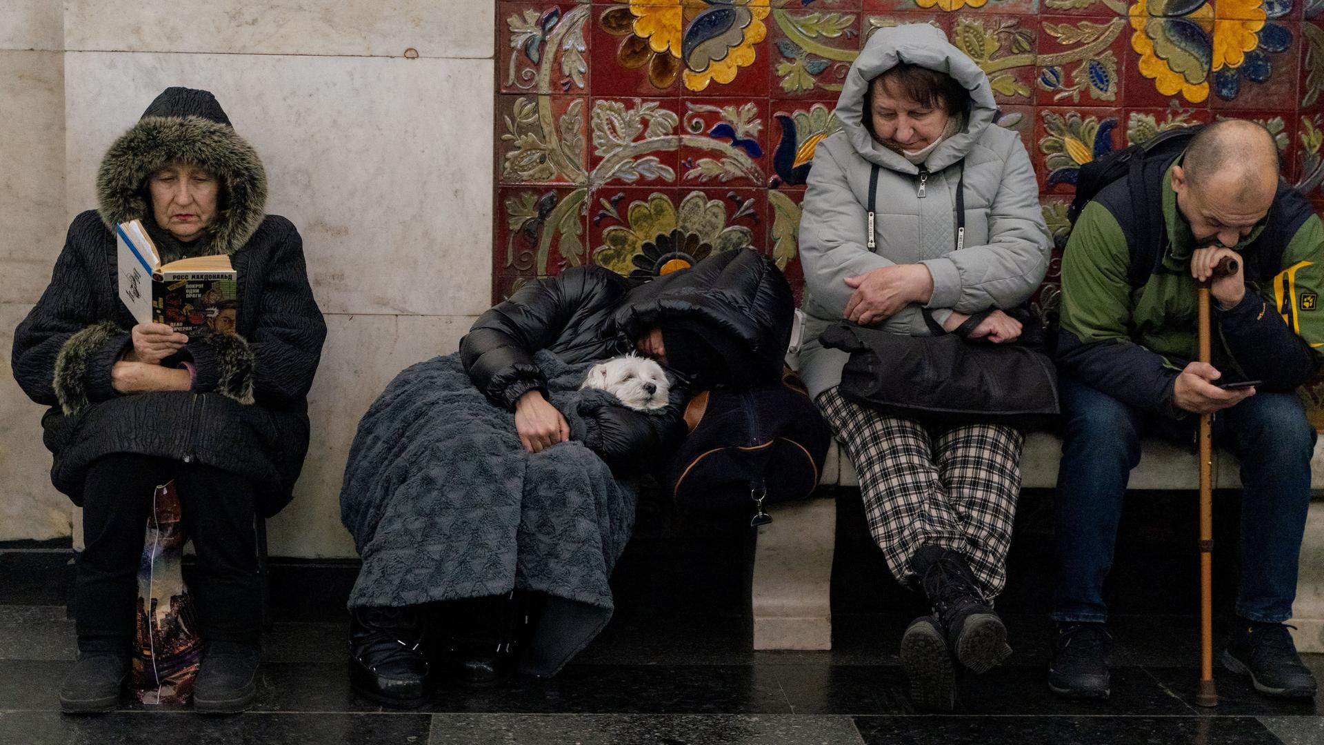 Bewohner suchen in einer U-Bahn-Station Schutz vor einem russischen Angriff.