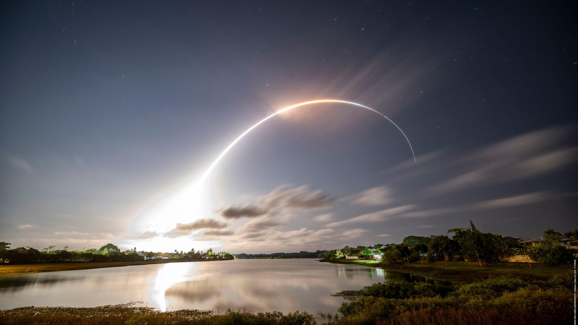 Kourou: Start der Vega-Rakete mit Sentinel-2C an Bord vom Weltraumbahnhof Kourou am 4. September Ortszeit (5. September Mitteleuropäische Sommerzeit), im Vordergrund der See Lac Bois Diable.