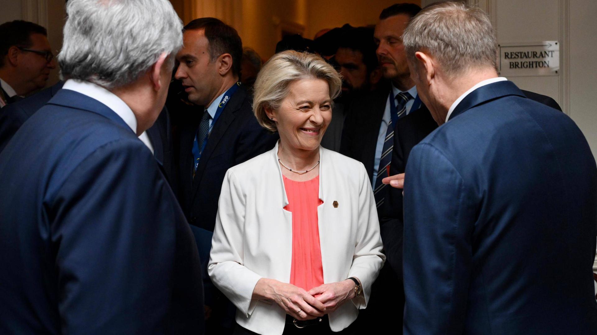 Ursula von der Leyen, Präsidentin der Europäischen Kommission, im Gespräch mit dem italienischen Außenminister Antonio Tajani und weiteren EU-Politikern anlässlich des EVP-Gipfels in Brüssel am 17. Juni 2024