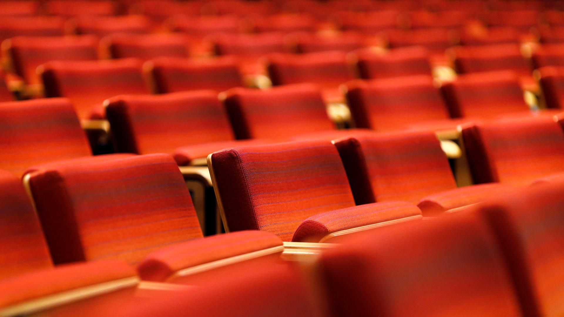 Leere Sitzreihen im Filmforum im Museum Ludwig, wo viele Filmvorführungen 2021 pandemiebedingt abgesagt werden mussten. 