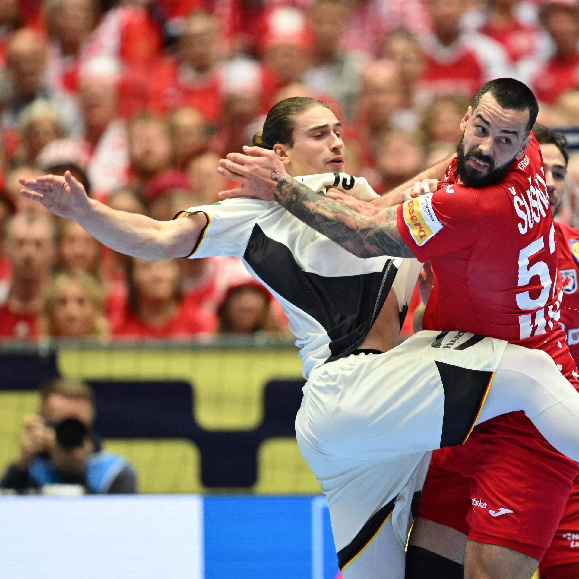Der deutsche Handballspieler Juri Knorr und der kroatische Kreisläufer Leon Susnja