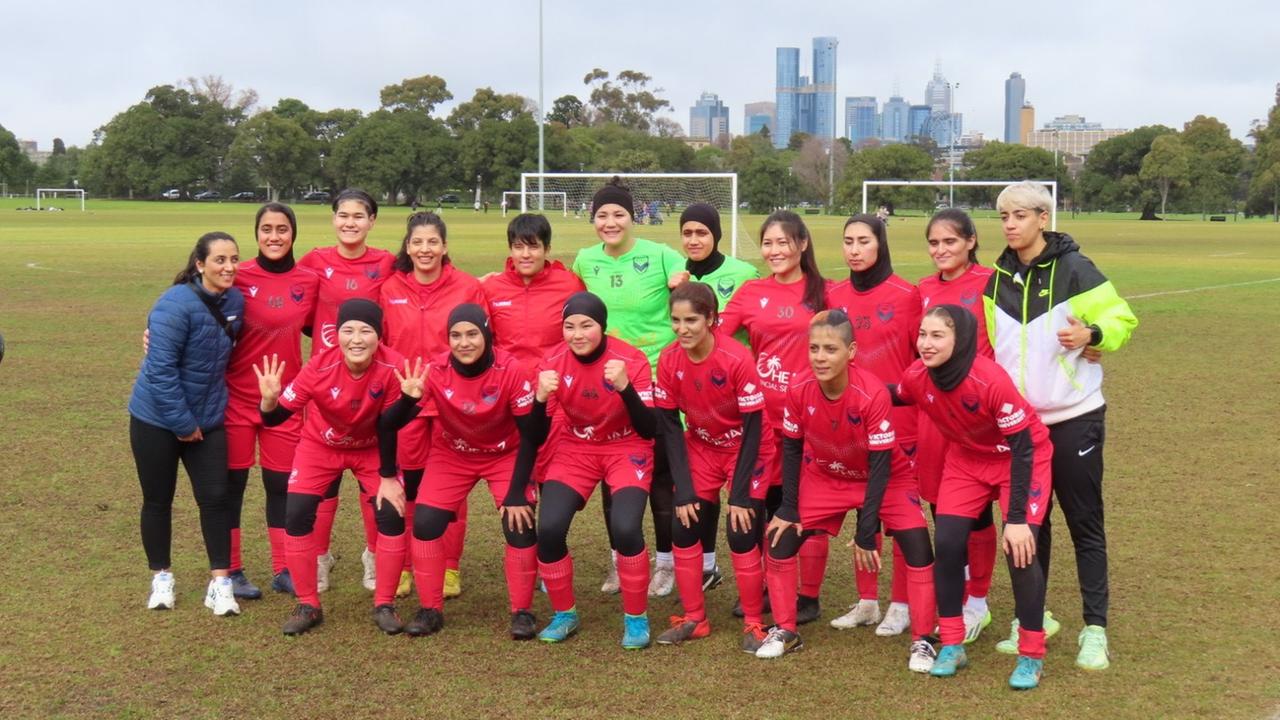 Die afghanischen Fußballerinnen posieren für ein Gruppenfoto nach einem gewonnenen Ligaspiel in Australien.