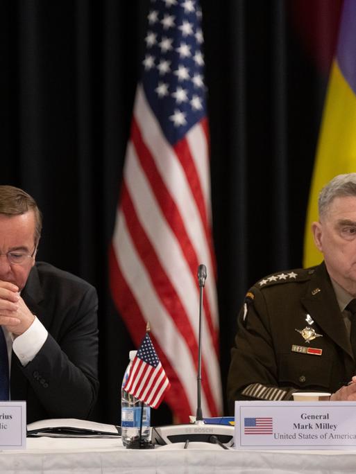 Der deutsche Verteidigungsminister Boris Pistorius (SPD) kommt zur Ukraine-Konferenz auf der US-Airbase Ramstein. Rechts US-General Mark Miller