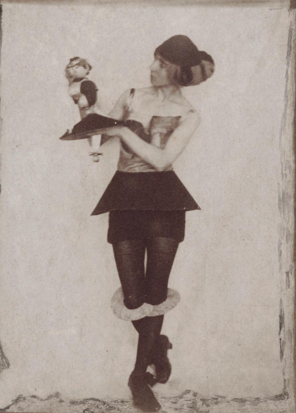 Die Dada-Künstlerin Hannah Höch als Figurine mit einer ihrer Dada-Puppen, um 1920