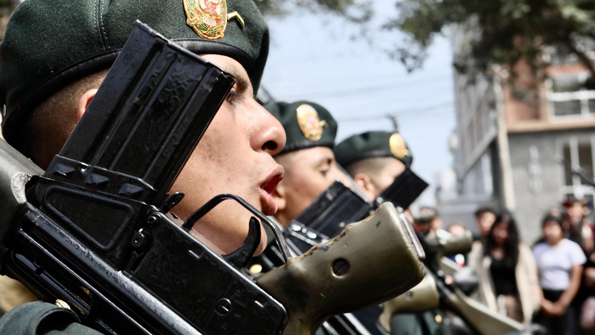 29. Juli 2025: Bei einer Militärparade marschieren Soldaten durch Lima.