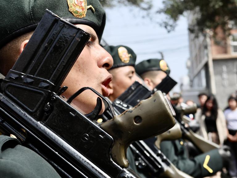 29. Juli 2025: Bei einer Militärparade marschieren Soldaten durch Lima.