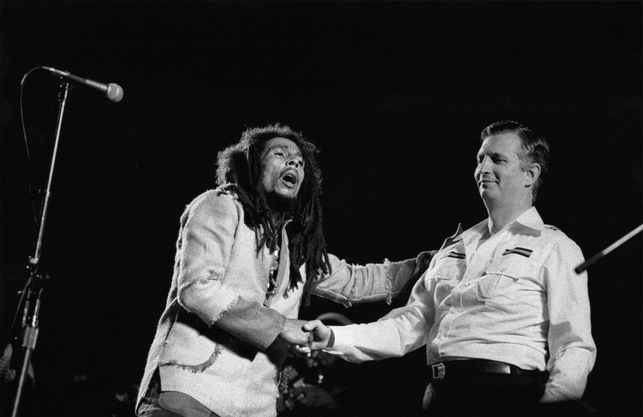 Bob Marley schüttelt die Hand des jamaikanischen Oppositionsführers Edward Seaga.