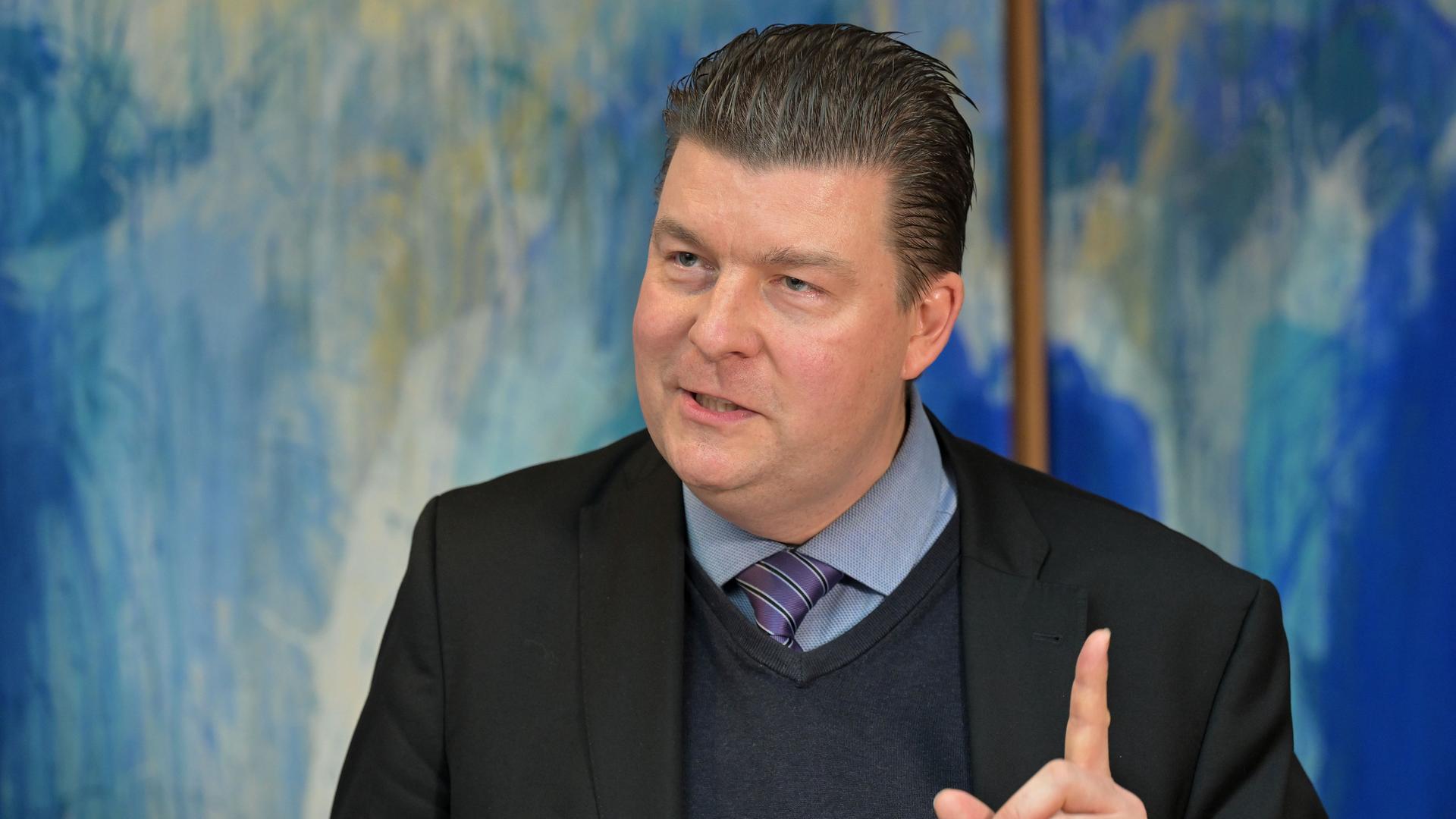 Hamburgs Finanzsenator Andreas Dressel von der SPD spricht bei einer Pressekonferenz in Potsdam und hebt den linken Finger. Hamburgs Finanzsenator Andreas Dressel von der SPD spricht bei einer Pressekonferenz in Potsdam und hebt den linken Finger.