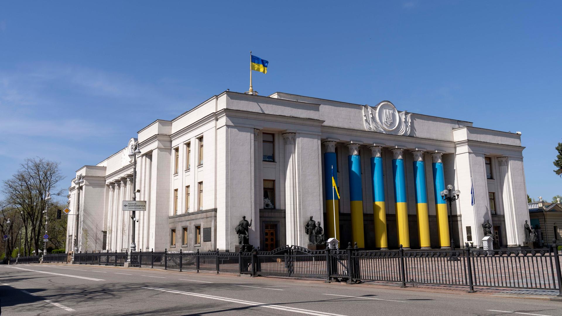 Das Hauptgebäude des ukrainischen Parlaments an der Verkhovna Rada in Kiew, in einer Aufnahme vom 18. April 2025