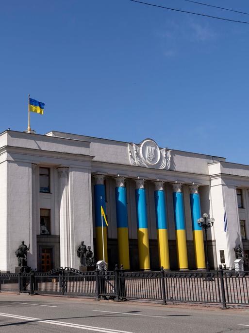 Das Hauptgebäude des ukrainischen Parlaments an der Verkhovna Rada in Kiew, in einer Aufnahme vom 18. April 2025