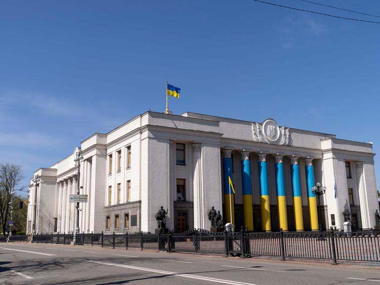 Das Hauptgebäude des ukrainischen Parlaments an der Verkhovna Rada in Kiew, in einer Aufnahme vom 18. April 2025