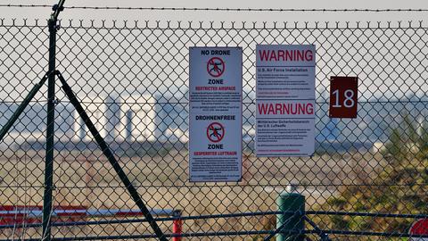 Ein Zaun am Gelände der US-amerikanischen Luftwaffenbasis Ramstein weist auf ein Verbot für Drohnen hin und warnt vor den Konsequenzen bei Missachtung.