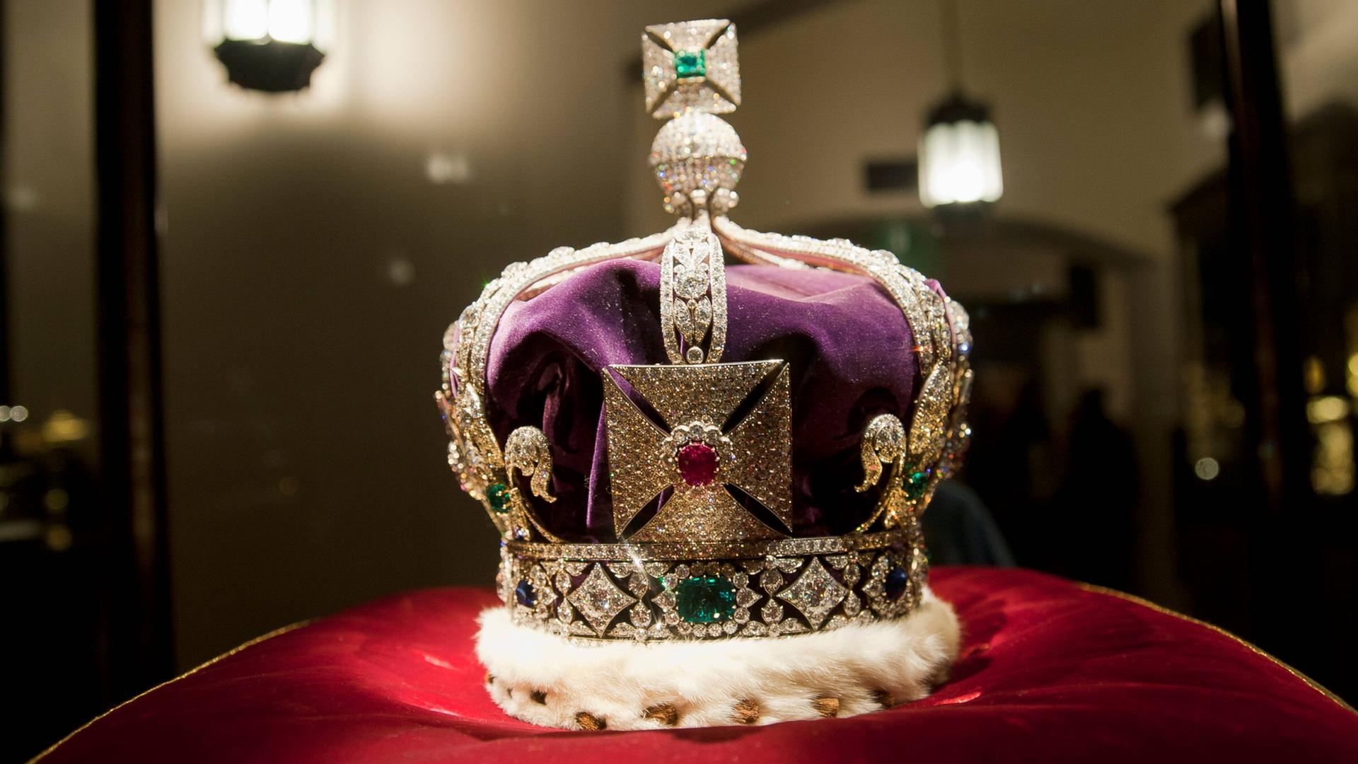 Zu sehen: Die Imperial State Crown, die 2.868 Diamanten, 273 Perlen, 17 Saphire, 11 Smaragde und 5 Rubine umfasst. Zu sehen: Die Imperial State Crown, die 2.868 Diamanten, 273 Perlen, 17 Saphire, 11 Smaragde und 5 Rubine umfasst.